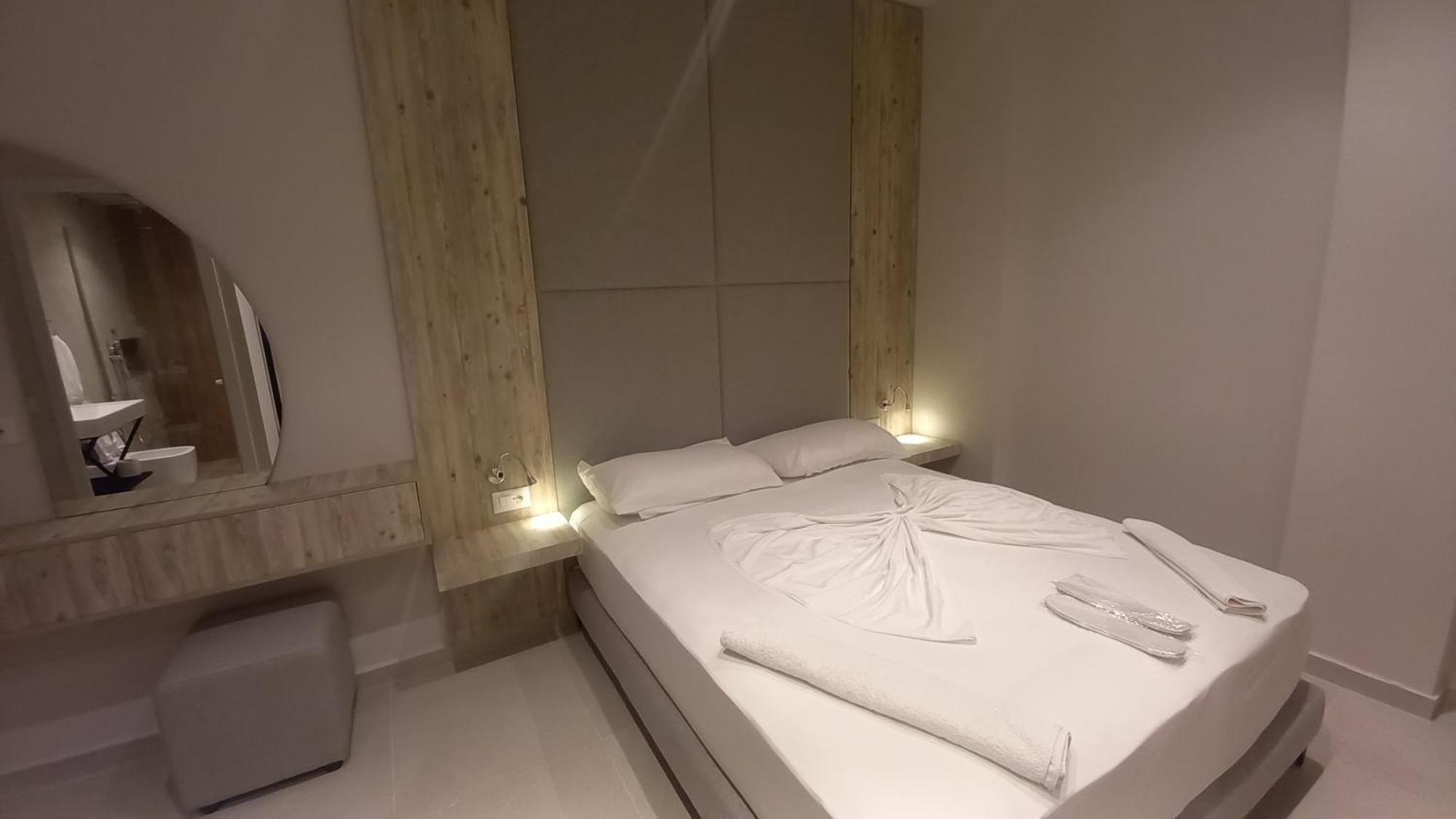 Hotel Aglon Вльора Екстер'єр фото